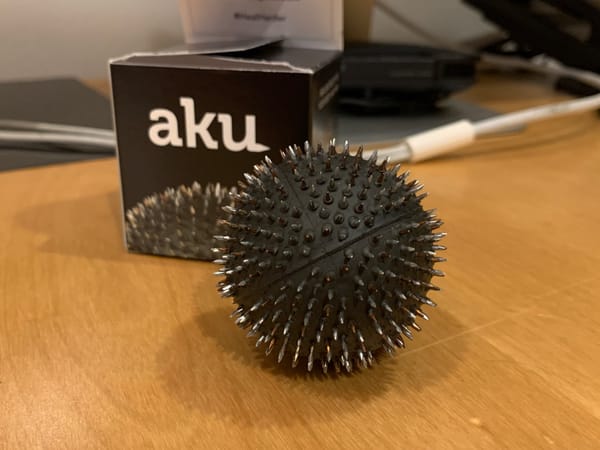 一見毒々しいトゲトゲボールで簡単にストレス解消！ツボマッサージ器「AKU」を使ってみました