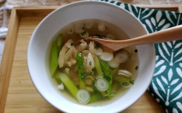 アスパラガスとチキンのスープ