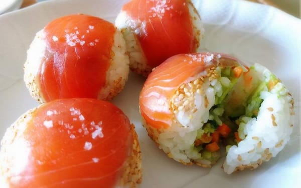スモークサーモンとアボカドの手まり鮨